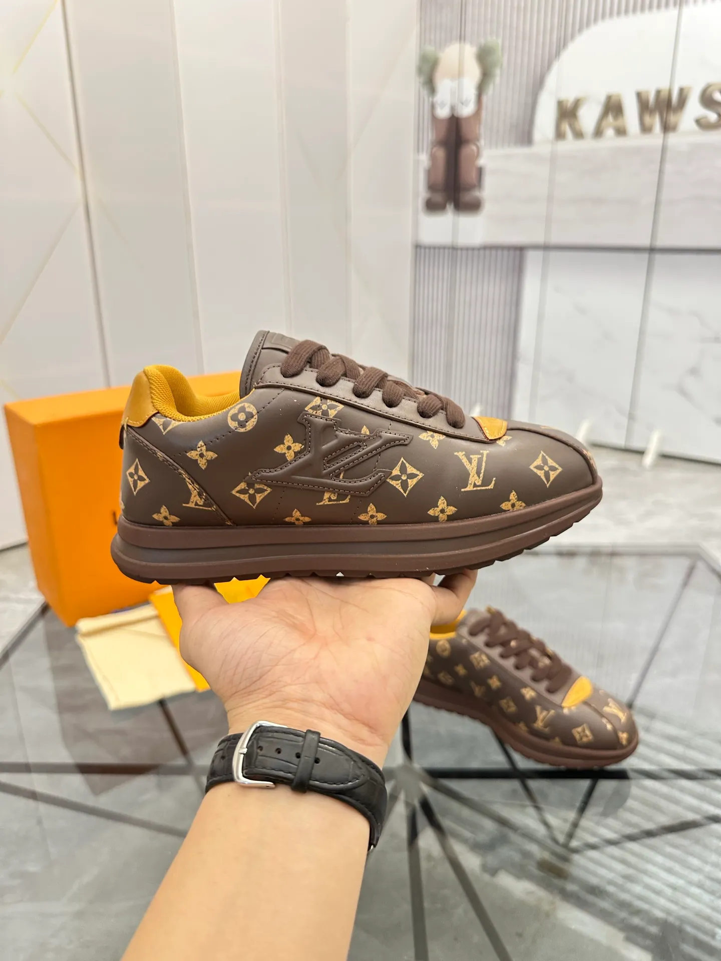 Men's shoes: 💰P700¥ Top quality Product trademark: LV* "Louis Vuitton*" low-top casual shoes Regular size: 35-45 (can be customized to 46) Couple style Product materials: Imported cowhide upper, breathable lining, original outsole. Number: two